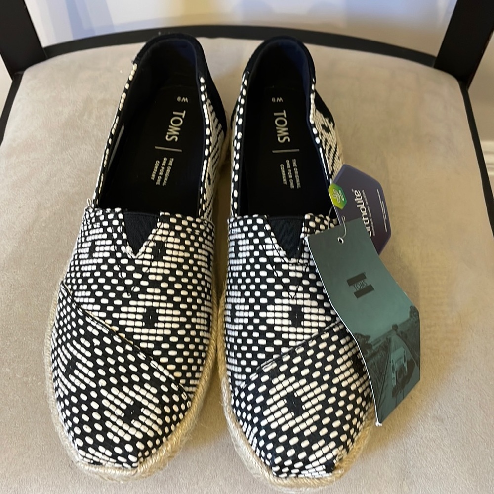 Classic black and white Toms!!